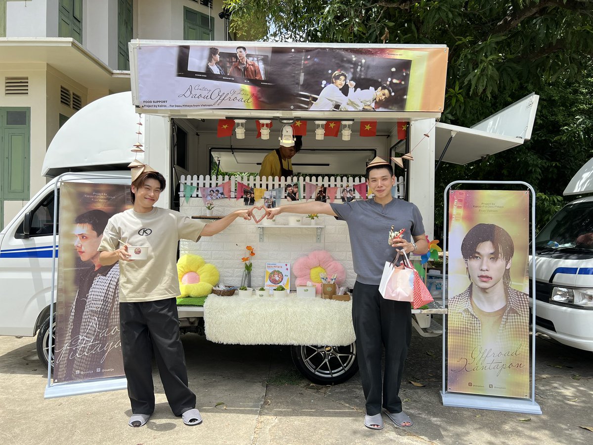 OPENLABEL_TH's tweet photo. ขอบคุณสำหรับ Food Truck อาหาร น้ำและขนมอร่อย ๆ จาก แฟน ๆ ที่ส่งมาเป็นกำลังใจให้พวกเราทีมนักแสดง และ ทีมงาน Century Of Love นะคะ วันนี้ใครแฮปปี้ที่สุดให้ทาย 🤣🤣🤣

CENTURY OF LOVE FINALQ 
#ปิดกล้องน้องร้อยปี https://t.co/77Wvuqte2I
