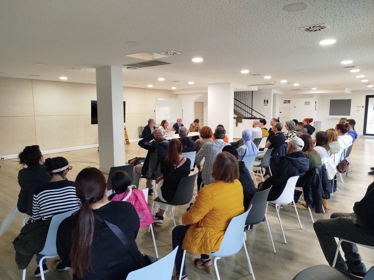 gecheniq's tweet photo. Ayer, una mujer nos contó a los 70 asistentes a la Jornada “Ser Extranjero en Eibar” @SubGobGipuzkoa, su caso de explotación y malos tratos. Nos comprometimos a volcarnos pero al finalizar prefirió irse y hoy seguirá su explotación. ¡¡¡Explotación, malos tratos y temor!!! https://t.co/sdNVedcTew