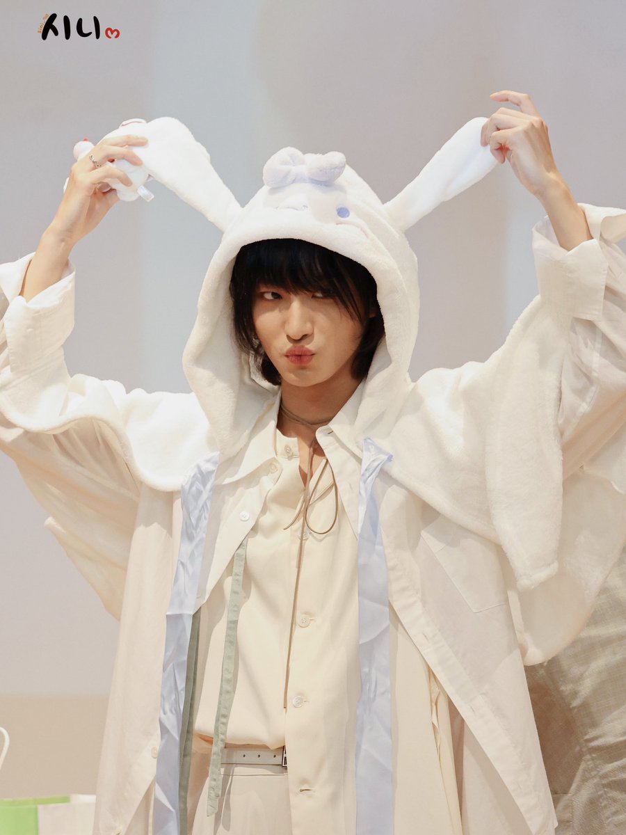sini_710's tweet photo. 240601 사운드웨이브

🐰🤍

#에이티즈 #ATEEZ #성화 #박성화 #SEONGHWA https://t.co/tq4Uh8qpyy