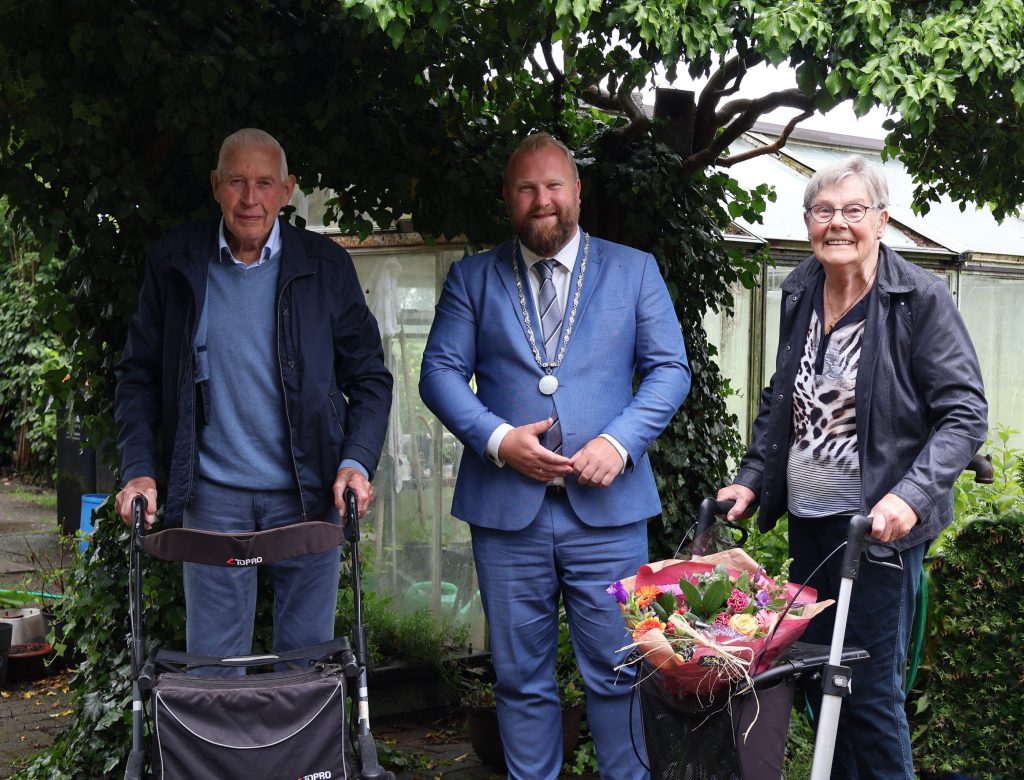 Henk en Jennie &amp; Henk en Minie zijn beide ruim 65 jaar getrouwd! Waar de één zijn geboortegrond nooit heeft verlaten heeft de ander 4o jaar geleden Twente verruild voor Pesse @GemHoogeveen