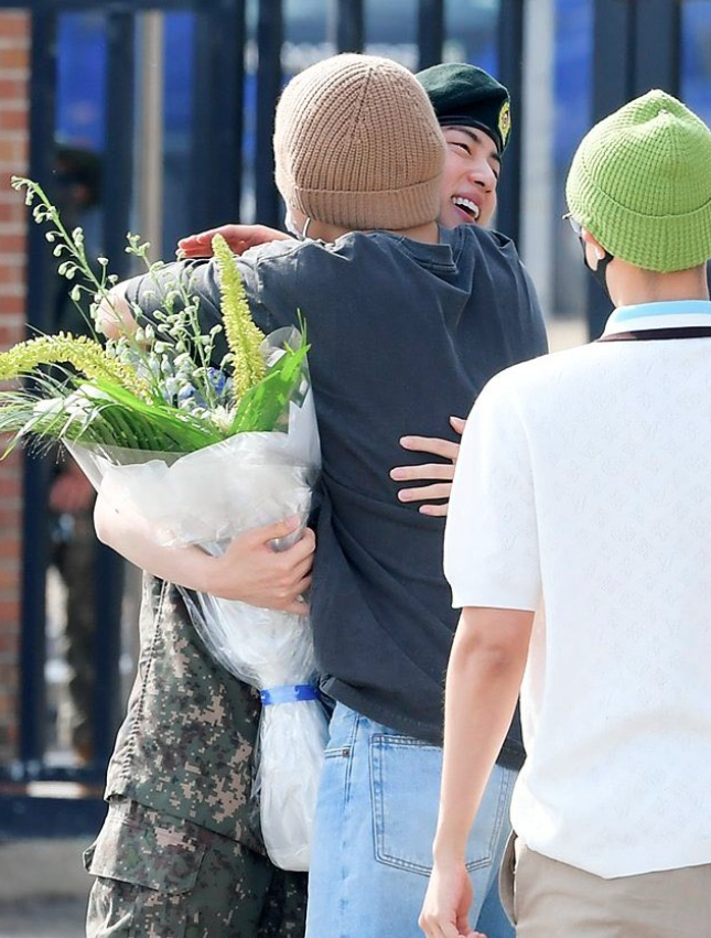 AboutMusicYT's tweet photo. BTS' Jin and Taehyung share a warm hug in a recent photo. https://t.co/8uMVkmZWtX