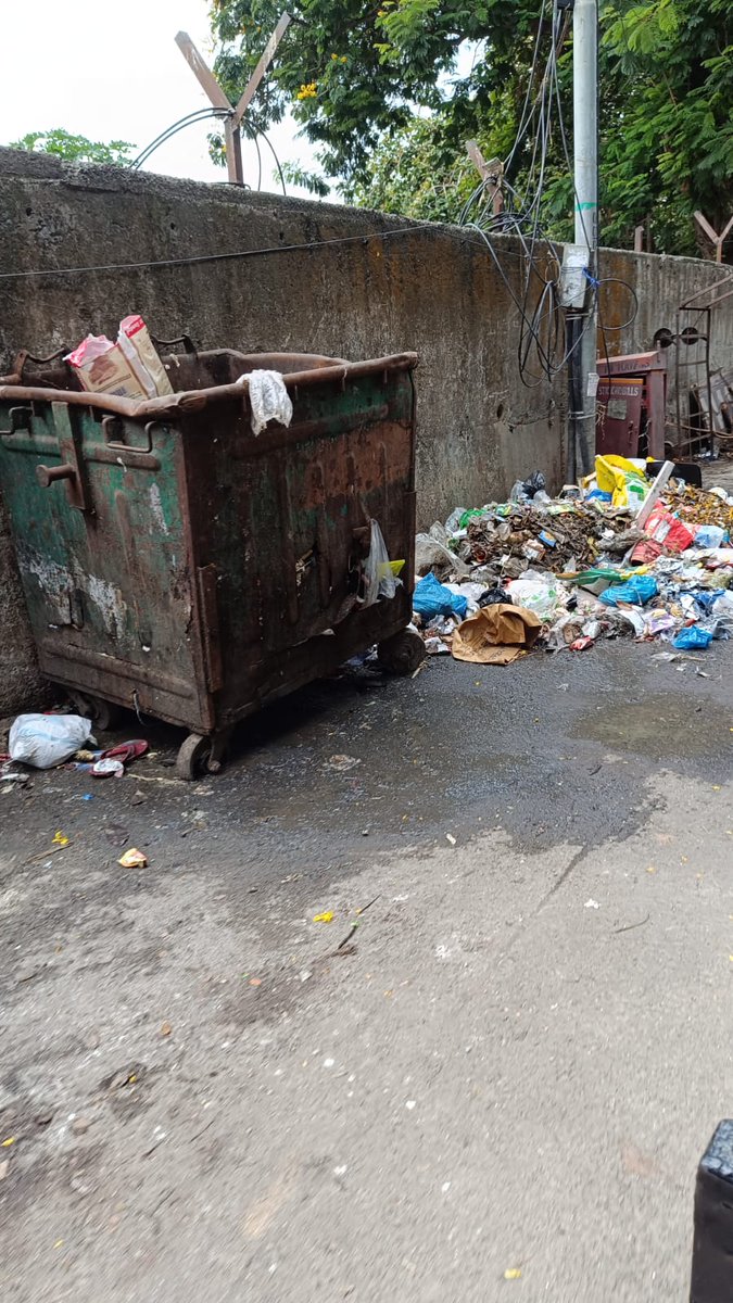 pyspacex's tweet photo. Hello @mybmc,
Kindly get this cleaned and make sure the cleaning van is not obstructive to to moving traffic in that lane, every day cleaning van obstruct the moving traffic and don't even completely take all the garbage, send them with 2 - 3 trucks if one is not sufficient.📌 https://t.co/YjBqkiCpMp