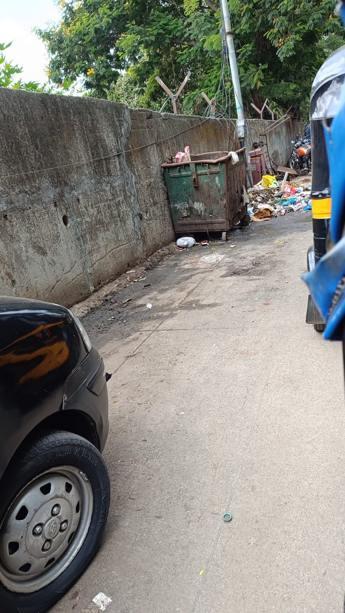 pyspacex's tweet photo. Hello @mybmc,
Kindly get this cleaned and make sure the cleaning van is not obstructive to to moving traffic in that lane, every day cleaning van obstruct the moving traffic and don't even completely take all the garbage, send them with 2 - 3 trucks if one is not sufficient.📌 https://t.co/YjBqkiCpMp