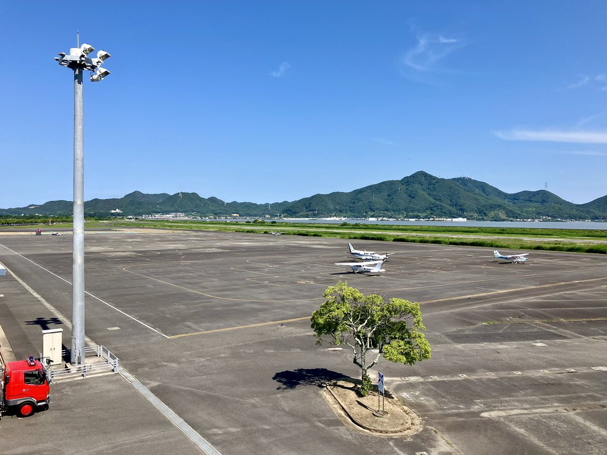 JetKeene's tweet photo. 【日頃のお岡南】
東西共やや寂しくなりましたね。朝日航空のC172が降りました。 https://t.co/pbQqiB3nxY