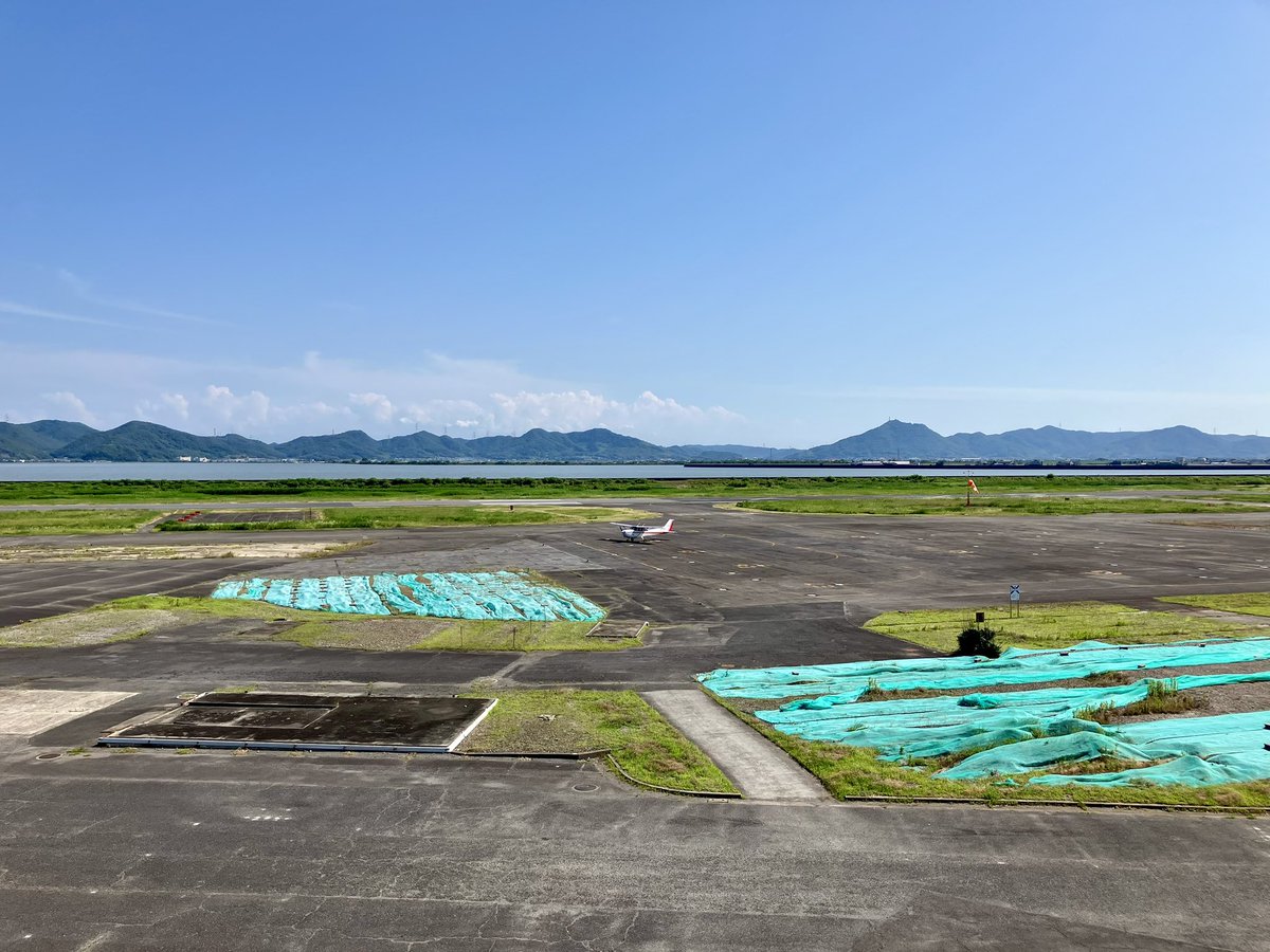 JetKeene's tweet photo. 【日頃のお岡南】
東西共やや寂しくなりましたね。朝日航空のC172が降りました。 https://t.co/pbQqiB3nxY