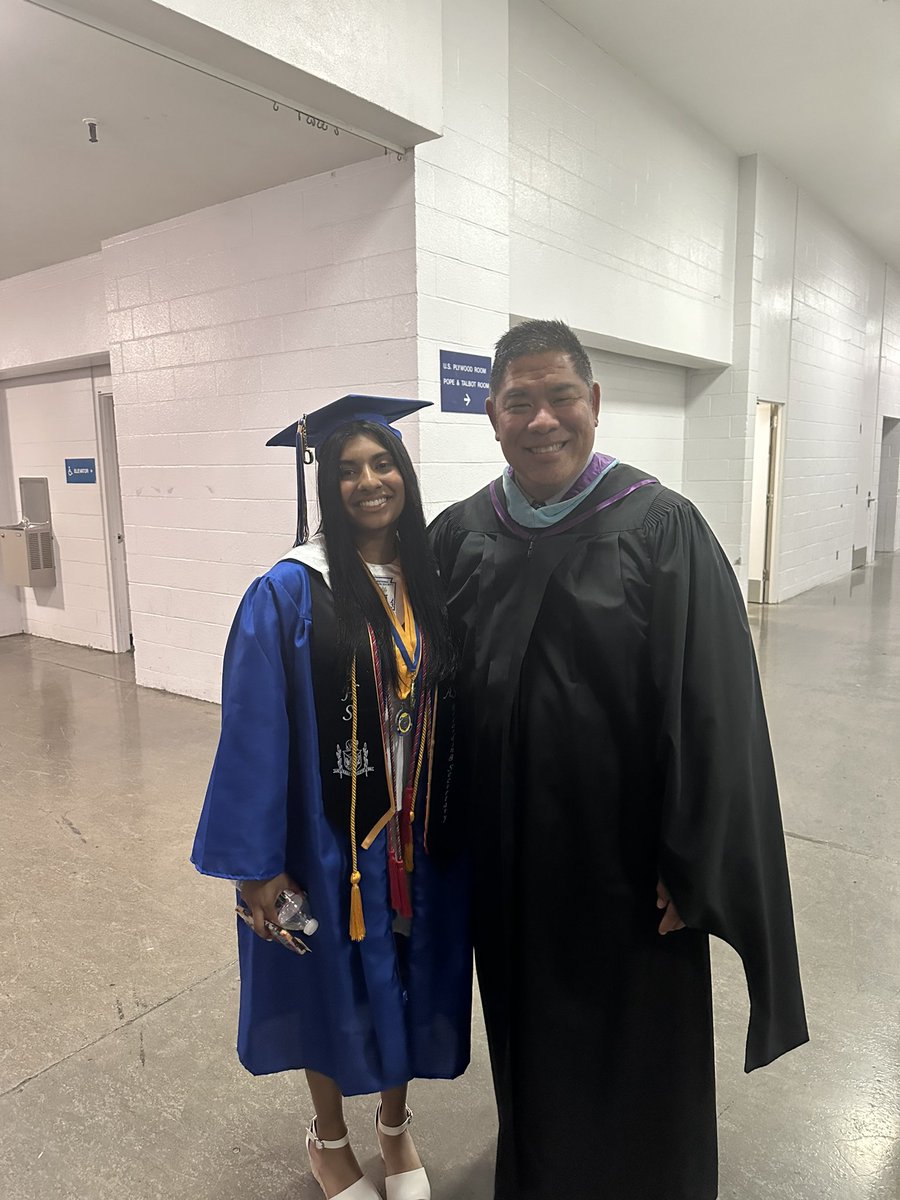 HiuJames's tweet photo. Sam Barlow High School Graduation! https://t.co/duIPwJqqca