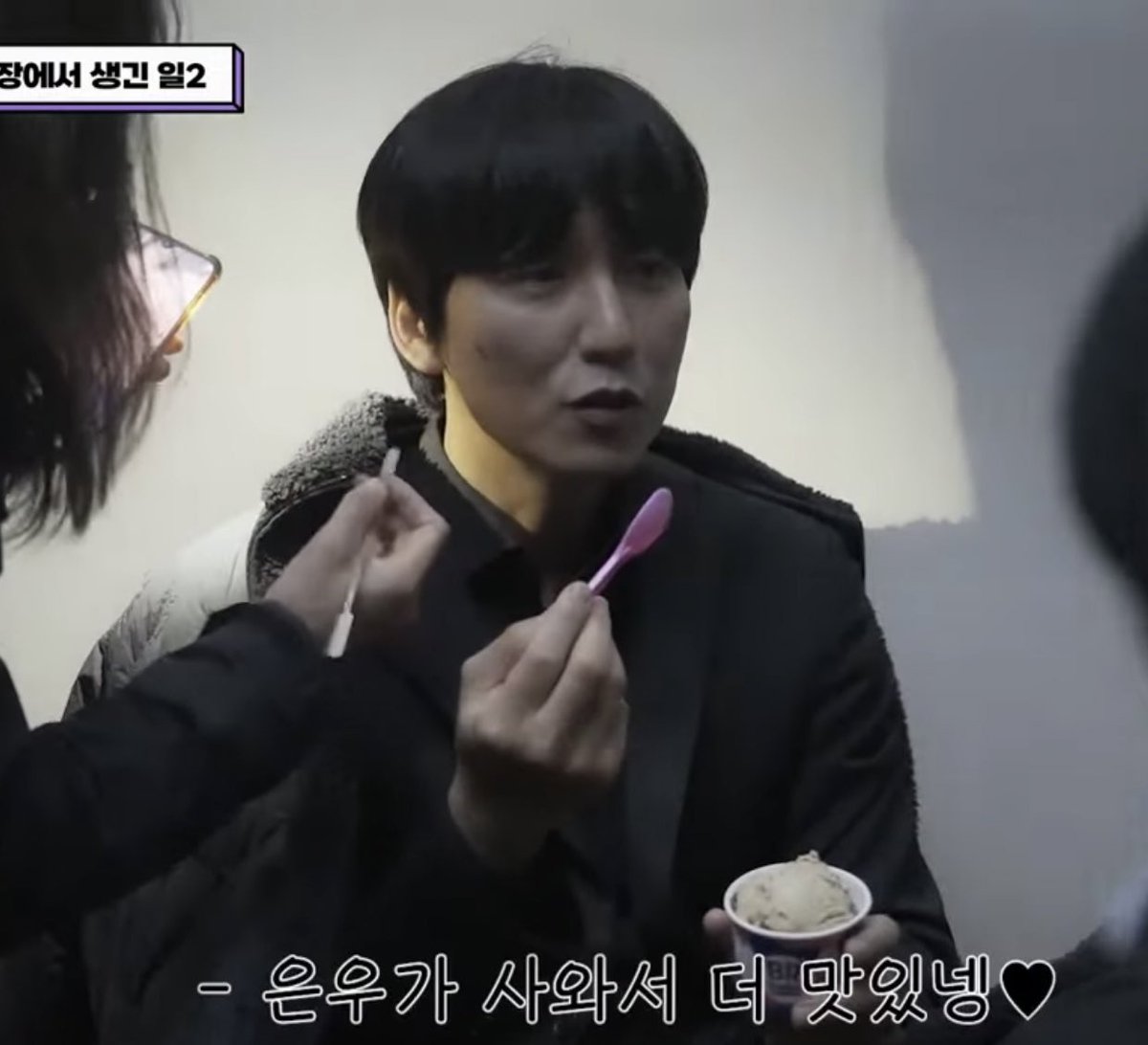 jeeguu_ya's tweet photo. 더운데 낭길이 아이스크림 먹으면서 일 해 🍦 https://t.co/hK1Z8VHY08