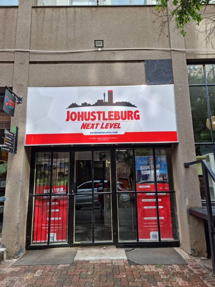 KasiEconomy's tweet photo. Johustleburg is a Entrepreneurial Hub located in Maboneng

The space is FREE for all entrepreneurs 

It comes with: 

- Free Wifi

- Free landline (for calls)

- Free Transportation to meetings 

- Free boardrooms 

- Free Coffee

- A fridge to store your food

- A kitchen to make your food so you don't have to spend money on buying for from restaurants 

- Open 12 hours a day and overnight up on request