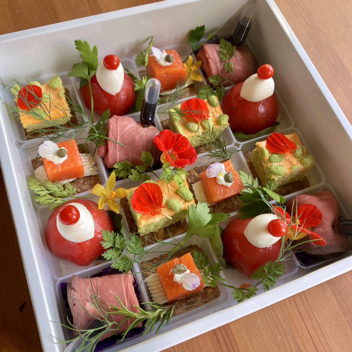 saucemagiccater's tweet photo. 古美術を扱う会社の20周年祝いにケータリング。

アニバーサリーのケーキは古伊万里の染付の壺を参考にしてお作りしました。

後日、ご担当者様から、「ケーキを箱から出した瞬間、全員の社員から��嘆の声が上がった」とのメールをいただきました。

20周年おめでとうございます。 https://t.co/8mPKmCfSCH