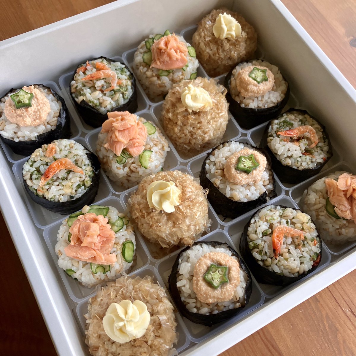saucemagiccater's tweet photo. 古美術を扱う会社の20周年祝いにケータリング。

アニバーサリーのケーキは古伊万里の染付の壺を参考にしてお作りしました。

後日、ご担当者様から、「ケーキを箱から出した瞬間、全員の社員から��嘆の声が上がった」とのメールをいただきました。

20周年おめでとうございます。 https://t.co/8mPKmCfSCH