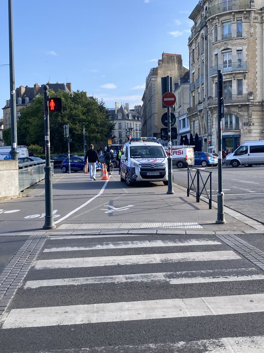 lisennLZ's tweet photo. On arrête les vélos. Par contre, pour les bagnolards qui te coupent quotidiennement le passage piéton, on ne fait pas de prévention "j'anticipe quand je suis au volant et je m'arrête avant de bloquer un passage piéton). #rennes https://t.co/AlnGAnvOr2