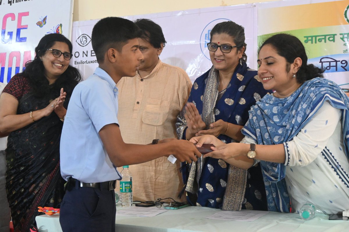 MSVS_Org's tweet photo. We've surveyed over 10,000 students in Sindhudurg with the District Collectorate, identified refractive errors affecting their vision and performance, and distributed high-quality eyeglasses to ensure brighter futures for our students. @Uma_Prabhu @ameyaprabhu @sureshpprabhu https://t.co/o2cX8FeZYi