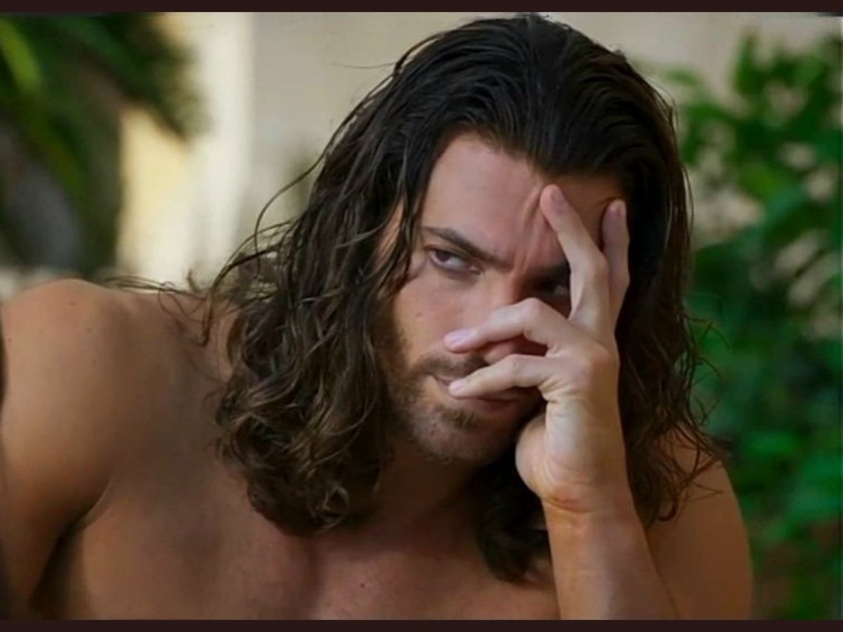 “La gente debe enamorarse con los ojos cerrados. 
Sólo cierra los ojos. No veas, y será mágico.”
(Andy Warhol)

Buenos días con Can ❤️
#CanYaman  
#Sandokan 
#ViolaComeIlMare2