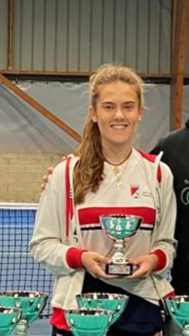 Alícia Viguria subcampeona absoluta femenina del Circuito Intersport Irabia -Dunlop celebrado en la instalación de Oberena.
¡Felicidades Alicia, por esta gran temporada!