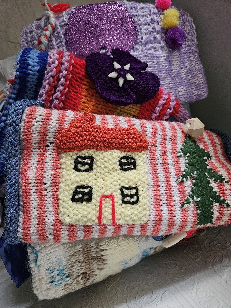 MrsTracyKirkham's tweet photo. Big thank you to St Andrew's mothers union, St Andrews congregation, Springfield Gidlow &amp; Beech Hill community and St David's Mothers union for their donations of twiddle muffs and cannula sleeves for patients here @WWLNHS @WWLPatientExp, we are very grateful, Thank you 😊 https://t.co/yyAVysmImJ
