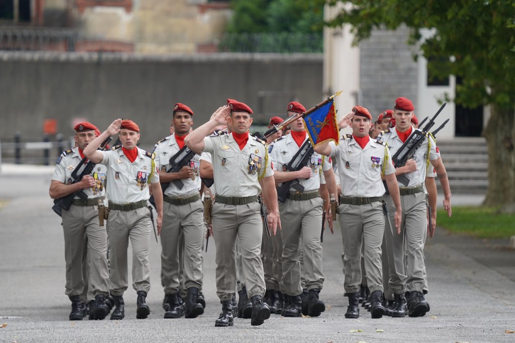 Lundi 10 juin a eu lieu la passation de commandement de la BAS 🇫🇷

Le capitaine Anthony succède ainsi au capitaine Ludovic. Les harfangs voient leur nouveau commandant d’unité prendre la tête d’une batterie opérationnelle prête à relever tous les défis. 

« Du ciel au fracas  »
