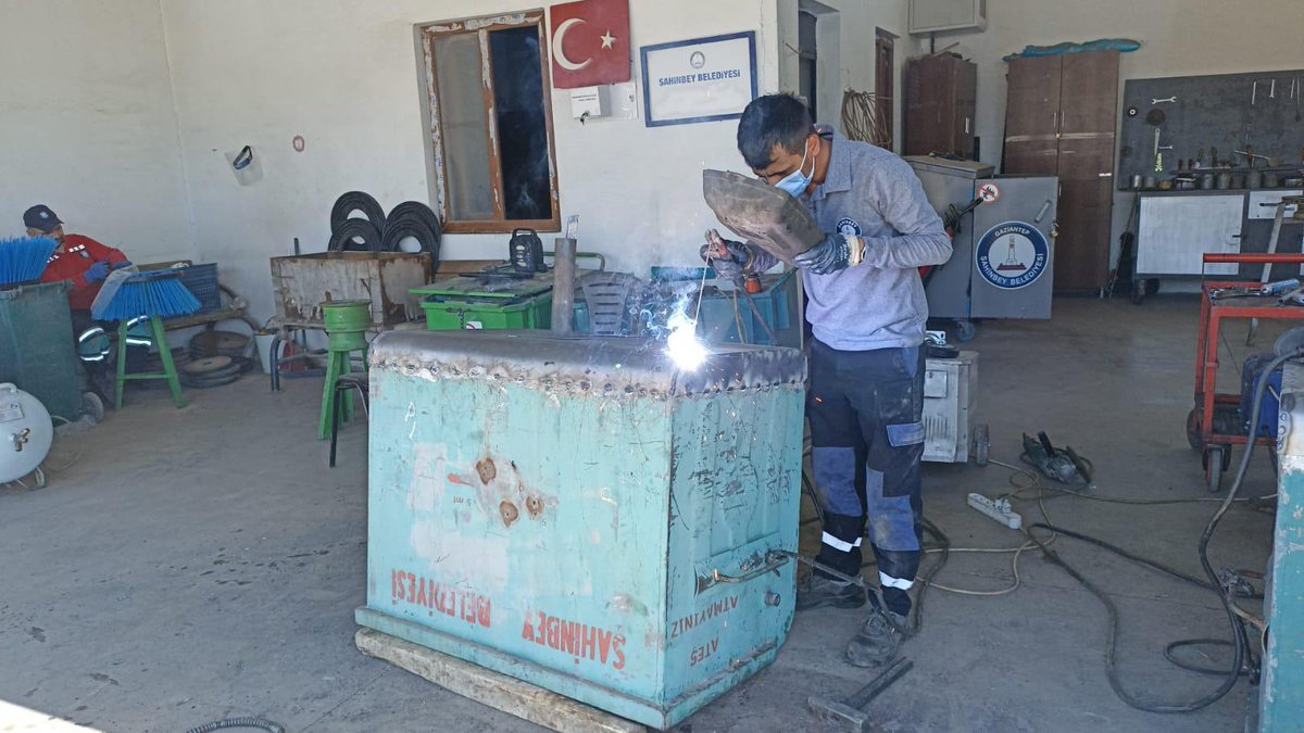 sahinbeybel's tweet photo. Ekiplerimiz sahada.

Temizlik işleri ekibimiz, Kurban Bayramı öncesi konteyner bakım, onarım ve temizlik çalışmalarına aralıksız devam ediyor.

Bayramınız kutlu olsun.

#Şahinbey #Gaziantep https://t.co/EheDOXhSL8