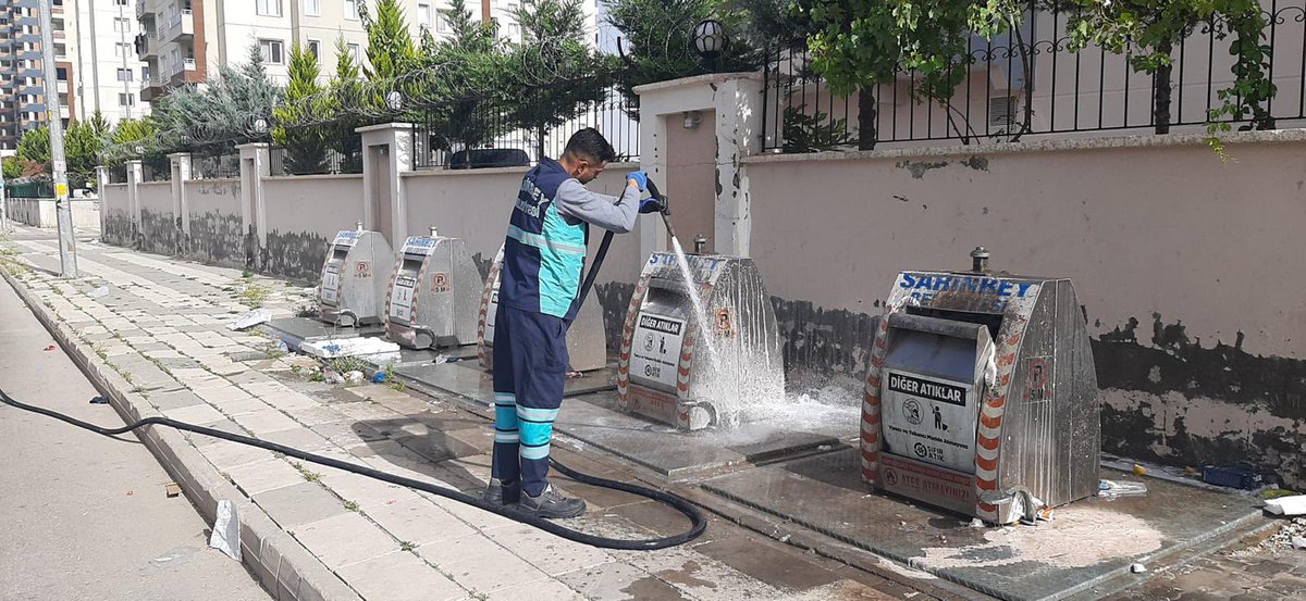 sahinbeybel's tweet photo. Ekiplerimiz sahada.

Temizlik işleri ekibimiz, Kurban Bayramı öncesi konteyner bakım, onarım ve temizlik çalışmalarına aralıksız devam ediyor.

Bayramınız kutlu olsun.

#Şahinbey #Gaziantep https://t.co/EheDOXhSL8