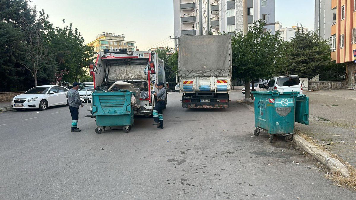 sahinbeybel's tweet photo. Ekiplerimiz sahada.

Temizlik işleri ekibimiz, Kurban Bayramı öncesi konteyner bakım, onarım ve temizlik çalışmalarına aralıksız devam ediyor.

Bayramınız kutlu olsun.

#Şahinbey #Gaziantep https://t.co/EheDOXhSL8