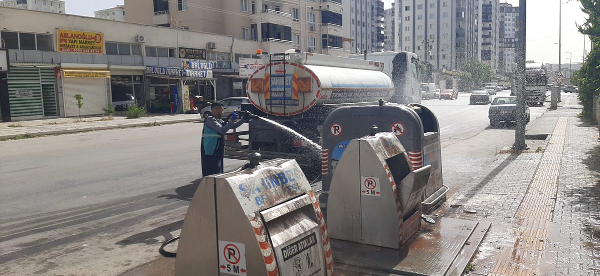 sahinbeybel's tweet photo. Ekiplerimiz sahada.

Temizlik işleri ekibimiz, Kurban Bayramı öncesi konteyner bakım, onarım ve temizlik çalışmalarına aralıksız devam ediyor.

Bayramınız kutlu olsun.

#Şahinbey #Gaziantep https://t.co/EheDOXhSL8