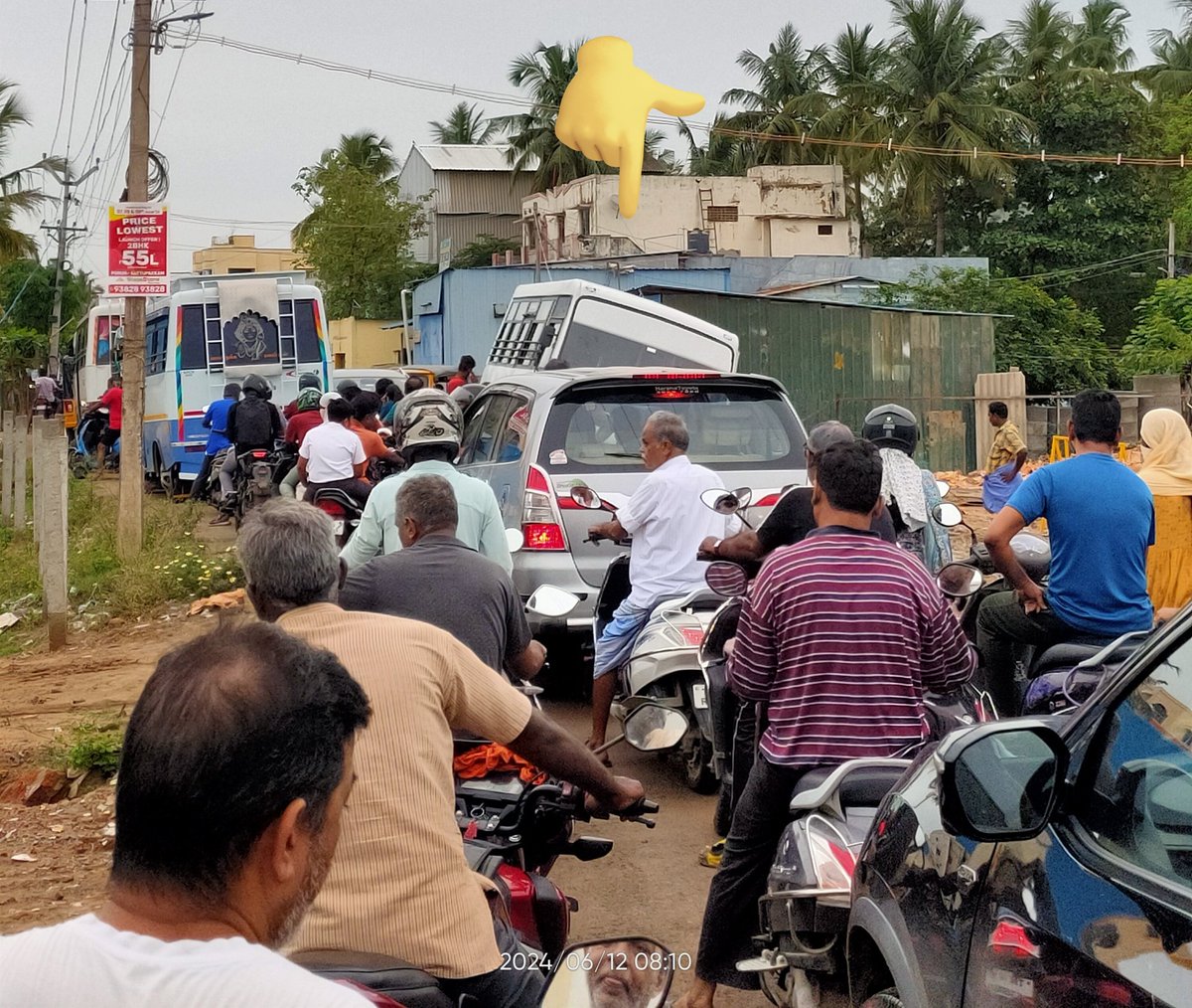 varun1286's tweet photo. #kolapakkam #omegaschool road 
Uneven Roads and Mud/clay filled road.. two school vans struck in mud about to fall.. hopefully kids are safe..
#Accident  @ChennaiTraffic @TambaramCorpor @avadipolice @Chief_Secy_TN @Chengalpattu3 @Anbil_Mahesh #school unsafe school road https://t.co/4IaygAkNuN