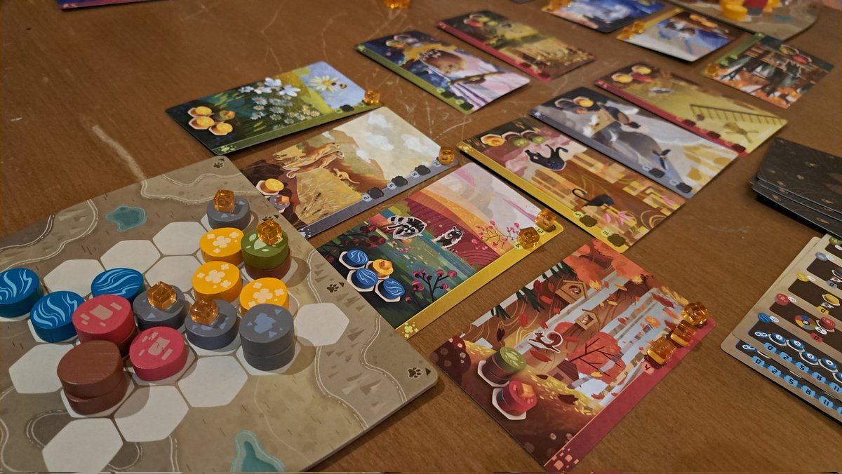 Sibi30015224's tweet image. Gestern endlich wieder Spieletreff. Gestartet mit einer Partie #Harmonies zu Viert. Waren punktemäßig alle eng beisammen. Danach nach 3 Jahren mal wieder #SpaceBase. Immer noch schön, kommt für mich aber nicht an Valeria ran. Als Absacker zwei Runden &quot;Tempel des Schreckens&quot;. 🙂