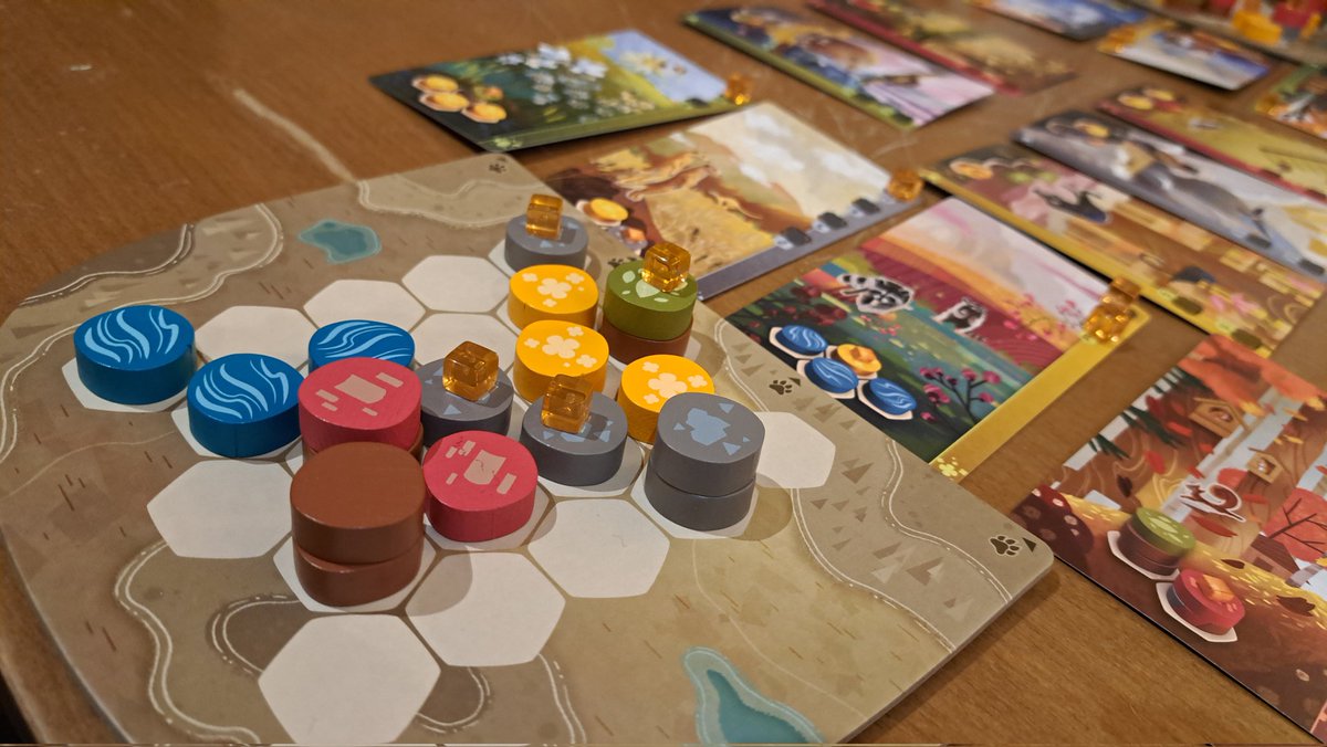 Sibi30015224's tweet image. Gestern endlich wieder Spieletreff. Gestartet mit einer Partie #Harmonies zu Viert. Waren punktemäßig alle eng beisammen. Danach nach 3 Jahren mal wieder #SpaceBase. Immer noch schön, kommt für mich aber nicht an Valeria ran. Als Absacker zwei Runden &quot;Tempel des Schreckens&quot;. 🙂