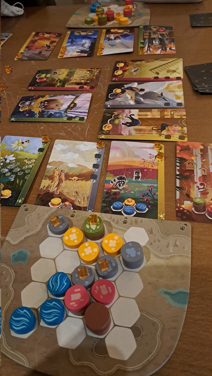 Sibi30015224's tweet image. Gestern endlich wieder Spieletreff. Gestartet mit einer Partie #Harmonies zu Viert. Waren punktemäßig alle eng beisammen. Danach nach 3 Jahren mal wieder #SpaceBase. Immer noch schön, kommt für mich aber nicht an Valeria ran. Als Absacker zwei Runden &quot;Tempel des Schreckens&quot;. 🙂