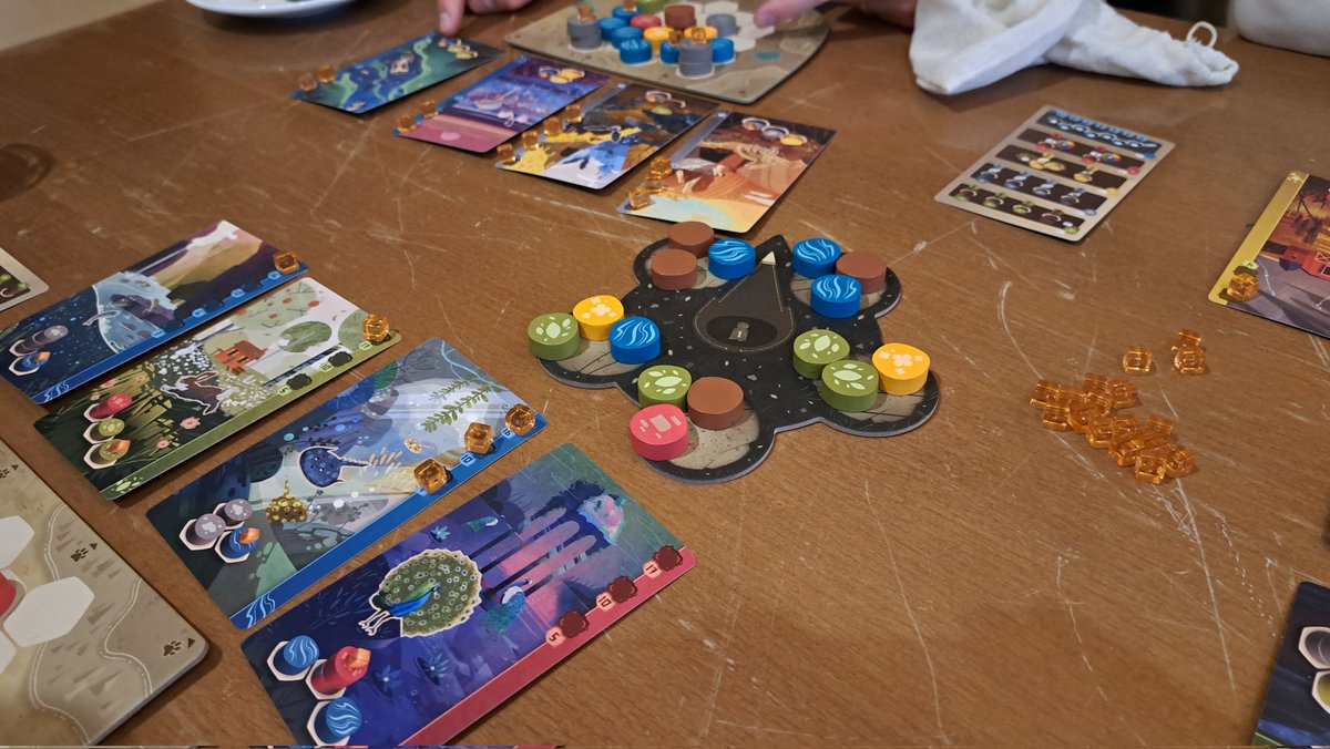 Sibi30015224's tweet image. Gestern endlich wieder Spieletreff. Gestartet mit einer Partie #Harmonies zu Viert. Waren punktemäßig alle eng beisammen. Danach nach 3 Jahren mal wieder #SpaceBase. Immer noch schön, kommt für mich aber nicht an Valeria ran. Als Absacker zwei Runden &quot;Tempel des Schreckens&quot;. 🙂