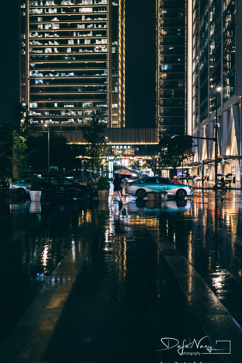 wulala1911's tweet photo. 杭州市未来科技城的雨夜街景 https://t.co/lm6IzVvP9K
