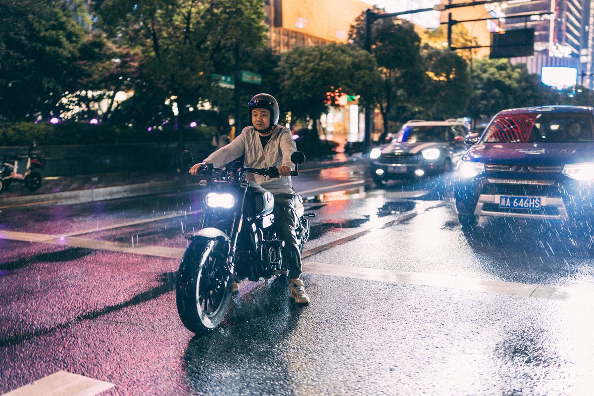 wulala1911's tweet photo. 杭州市未来科技城的雨夜街景 https://t.co/lm6IzVvP9K