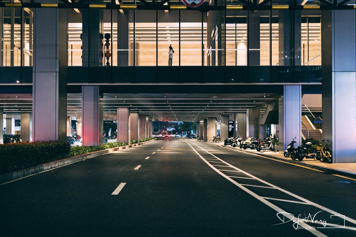 wulala1911's tweet photo. 杭州市未来科技城的雨夜街景 https://t.co/lm6IzVvP9K