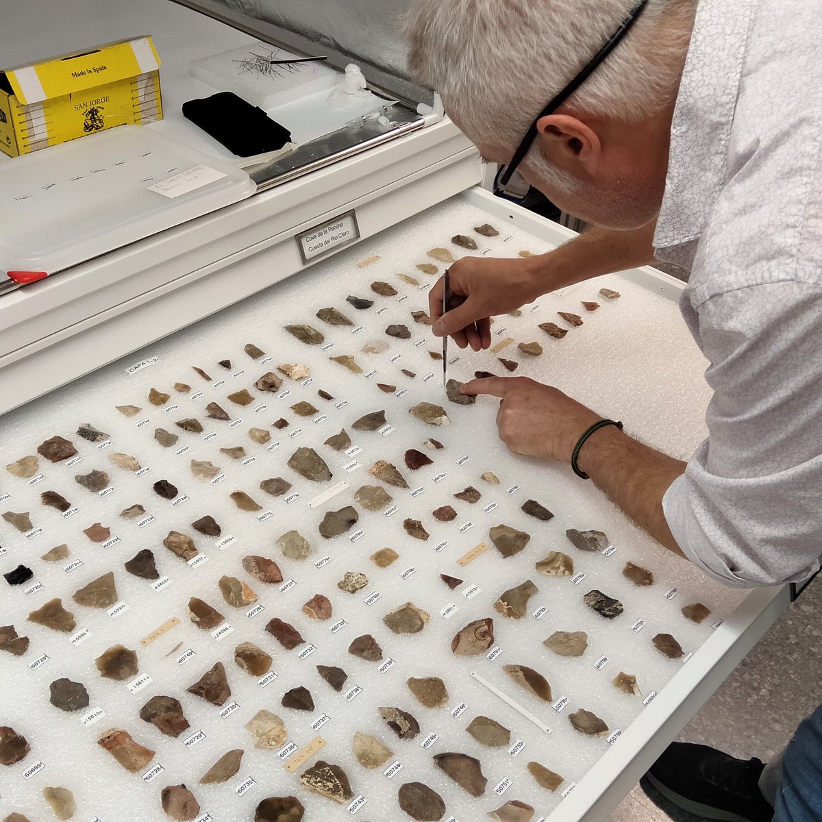muprevalencia's tweet photo. 👨🏼🔬 🪨 Hui a #RestauraMupreva estem col·locant el conjunt d'indústria lítica mosteriana de #ElSalt d'#Alcoi dins de nous planers.
✂️ Com veieu, les peces s’acomoden sobre suports inerts retallats a mida, per garantir la seua correcta #Conservació i facilitar el seu accés😉 https://t.co/Geb0cV8W0F