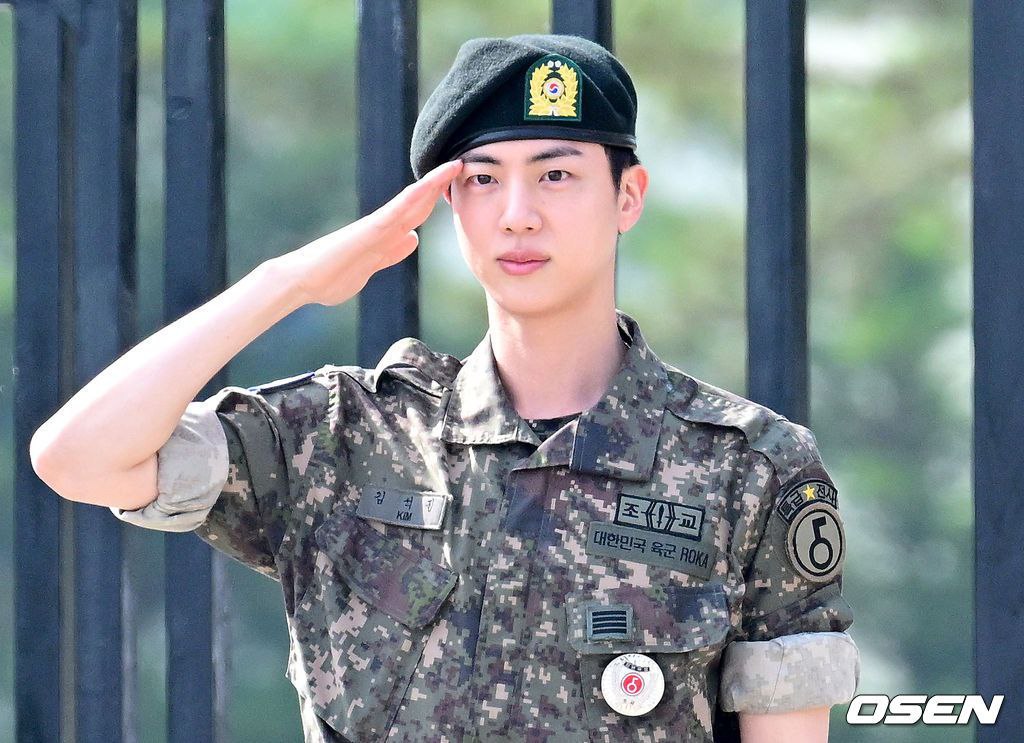 alsu_1512's tweet photo. Ким Сокджин вернулся к нам😭
 С возвращением!💜

JIN IS HOME
JIN JIN JIN 
CONGRATULATIONS JIN
PROUD OF YOU JIN
WE LOVE YOU JIN 
KIM SEOKJIN IS BACK
#WelcomeBackJin
#WelcomeHomeOurAstronaut
#TheAstronautHasLanded https://t.co/lJgYiv2uPl