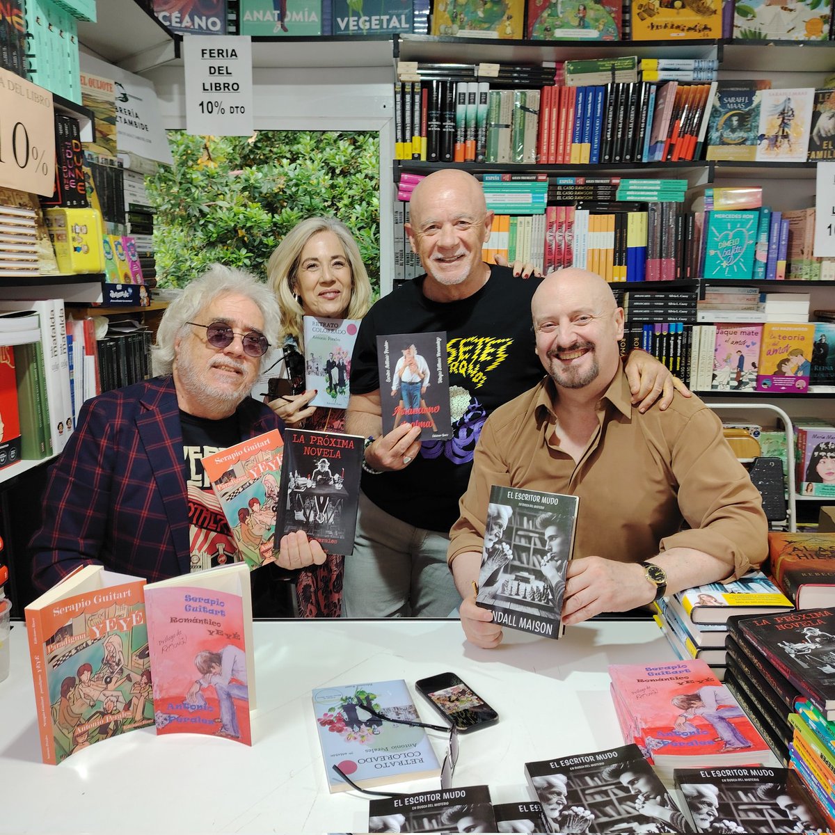 Ayer firmando ejemplares de mi libro en la feria del libro de Madrid con otro autor y nuestros lectores.
