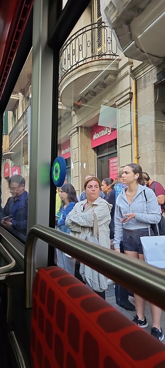 Más de 40 minutos en el bus 6 de Poblenou a Verdaguer. Serían 20 minutos en tranvía. Y la gente no cabe. Es incomprensible que en esta línea no haya más buses <a href="/TMB_Barcelona/">TMB</a> <a href="/TMBinfo/">TMBinfo</a> <a href="/bcn_ajuntament/">Ajuntament de Barcelona</a>