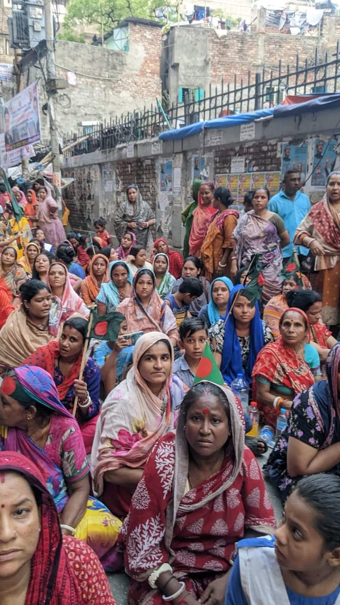KhatryaH's tweet photo. A 400-year-old Hindu settlement is being demolished without notice. From children to the elderly, all Hindus are now under the open sky. Is the sole objective to persecute and force Hindus out of Bangladesh? #SaveBangladeshiHindus
@palkisu @geertwilderspvv  @RashmiDVS
@AskAnshul https://t.co/TmwTbNZ6np