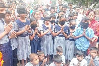 KhatryaH's tweet photo. A 400-year-old Hindu settlement is being demolished without notice. From children to the elderly, all Hindus are now under the open sky. Is the sole objective to persecute and force Hindus out of Bangladesh? #SaveBangladeshiHindus
@palkisu @geertwilderspvv  @RashmiDVS
@AskAnshul https://t.co/TmwTbNZ6np