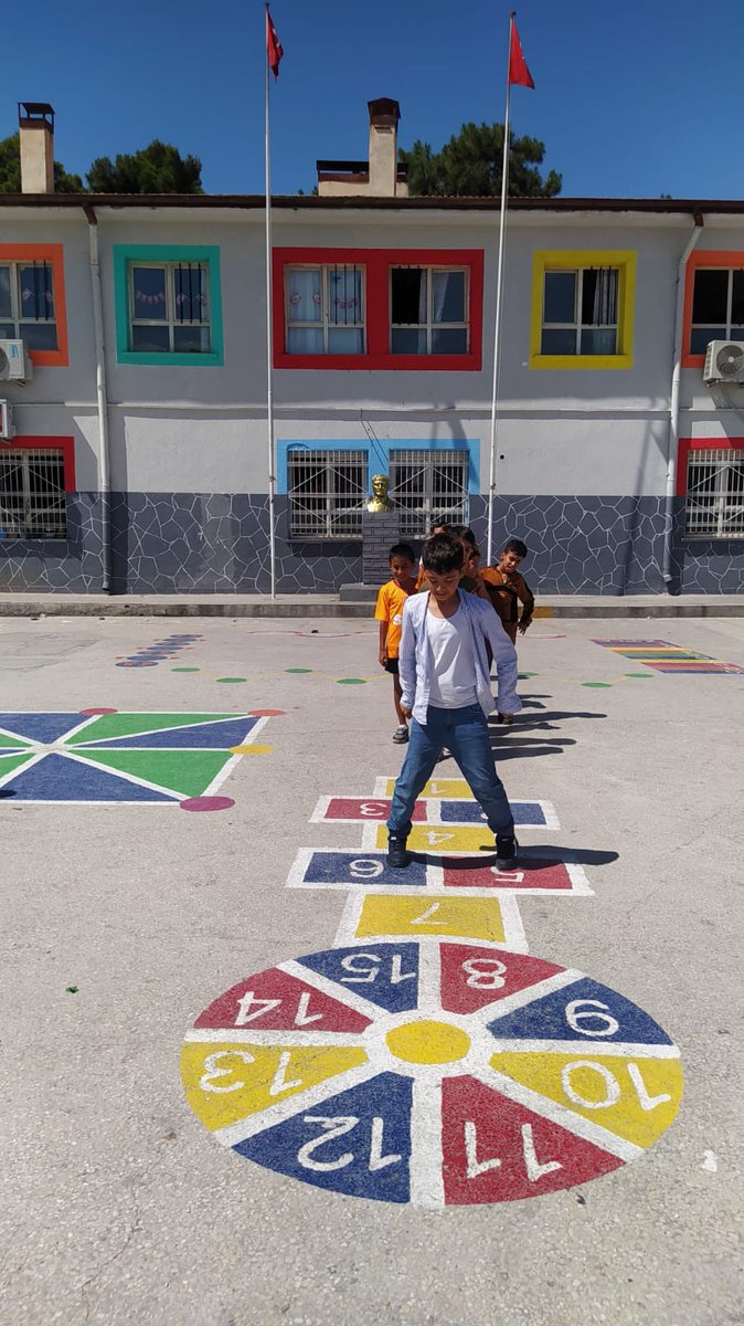 Okulumuzda “obeziteye karşı mücadele ve geleneksel oyunların yaygınlaşması” kapsamında bakanlığımız tarafından boyama çalışması yapıldı. Emeği geçenlere teşekkür ederiz. Herşey geleceğimizin teminatı olan çocuklarımız için 😊