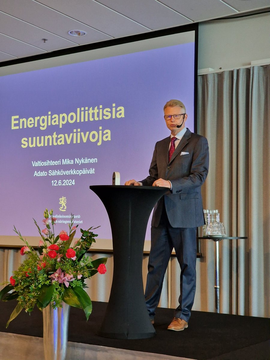 Perinteiset, ensimmäistä kertaa järjestettävät #sähköverkkopäivät polkaistu käyntiin. Erinomaisen avauksen toimitti valtiosihteeri <a href="/MikaNykanen/">Mika Nykänen</a>. Paikalla mielenkiintoista ohjelmaa seuraamassa 160 alan asiantuntijaa. <a href="/Energiateol/">Energiateollisuus - Finnish Energy</a>