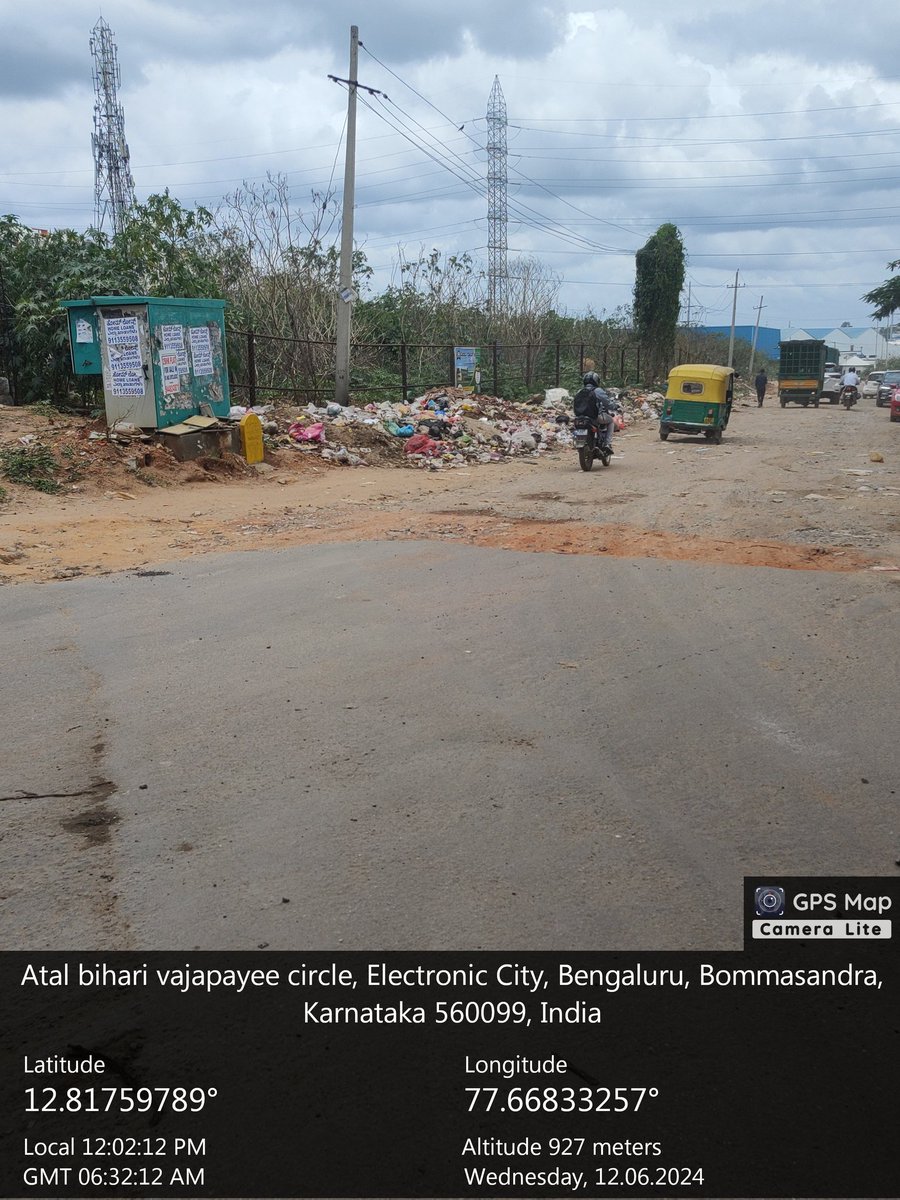 gauravmaini22's tweet photo. Horrible condition of Roads at Neotown-  thirupalya road at AB vajpayee circle. Is this brand Bengaluru? Where are taxes paid going , please repair the potholes, highly dangerous potholes all over @DrCNManjunath @ecitycredence @ECityRising @Namma_ECity @BBMPCOMM https://t.co/8ornn7RaOV