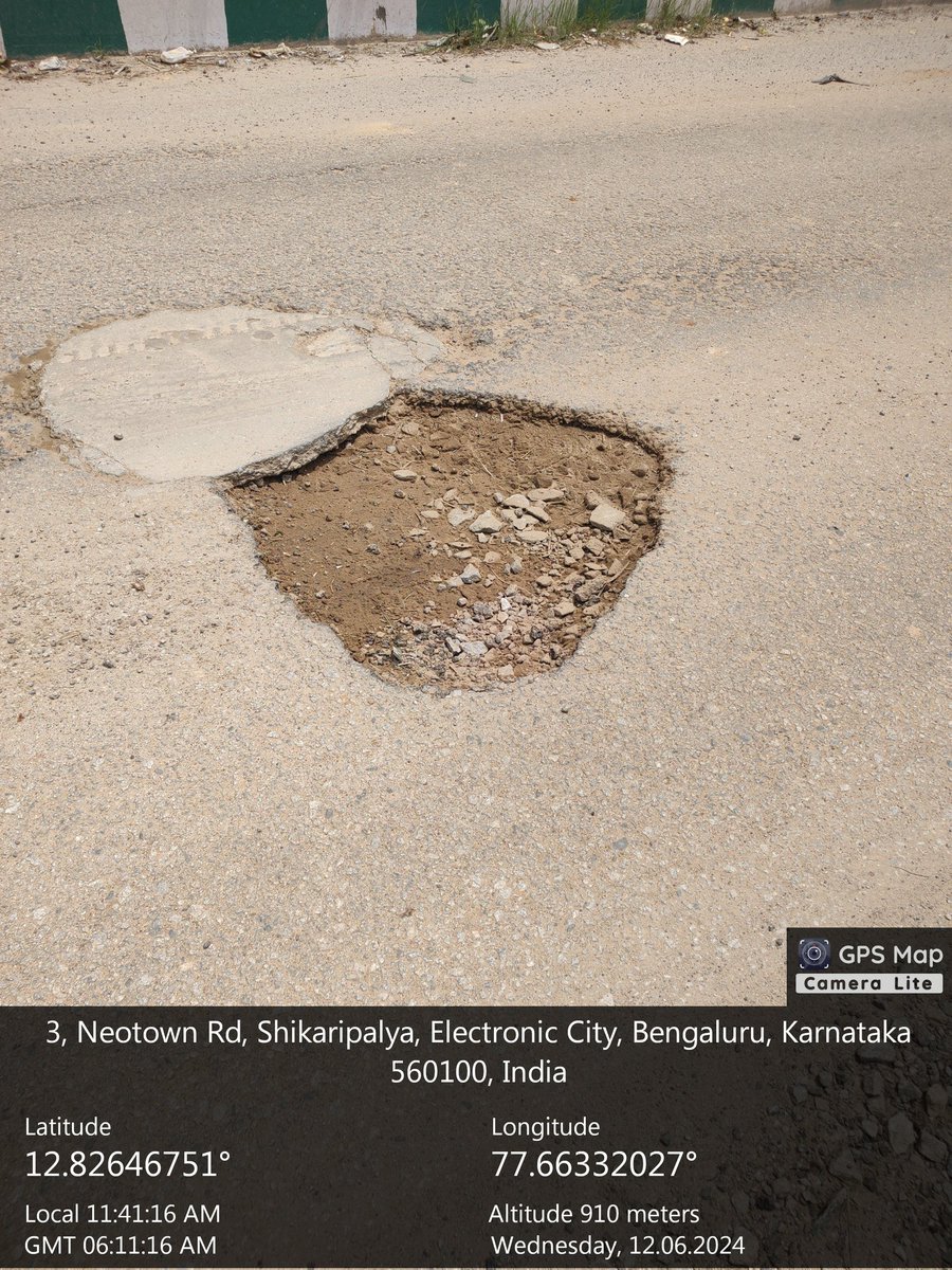 gauravmaini22's tweet photo. Horrible condition of Roads at Neotown-  thirupalya road at AB vajpayee circle. Is this brand Bengaluru? Where are taxes paid going , please repair the potholes, highly dangerous potholes all over @DrCNManjunath @ecitycredence @ECityRising @Namma_ECity @BBMPCOMM https://t.co/8ornn7RaOV