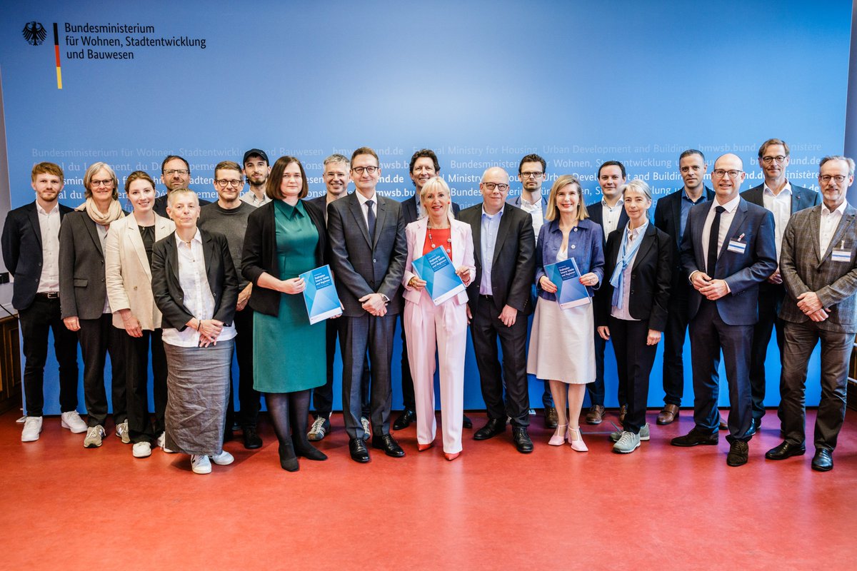 DigitalesHessen's tweet photo. Der Stufenplan für #SmartCity & #SmartRegion ist beschlossen! Digitalministerin @KSinemus im @BMWSB_Bund: Der Stufenplan verschafft der Digitalisierung der Kommunen endlich die Bedeutung, die es verdient hat. Schließlich geht es um die Zukunft & Resilienz der Städte und Regionen. https://t.co/LfXRYHXh0M