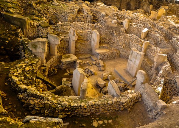 AliciaMimundo's tweet photo. #Curiosidades 

1. Göbekli Tepe, posiblemente el templo más antiguo del mundo.

El yacimiento arqueológico de Göbekli Tepe, ubicado en la provincia de Sanliurfa, Turquía, fue descubierto por Klaus Schmidt en 1994. Está formado por una serie de recintos circulares y rectangulares con monumentos megalíticos cuya construcción se ha atribuido a poblaciones de cazadores-recolectores de hace 11.500 años, siendo así anterior 6.500 años a las grandes pirámides de Egipto y 6.000 a Stonehenge. 

Los pilares monolíticos de piedra caliza en forma de T pueden llegar a medir hasta 5,5 m. y pesar 40 toneladas. Están tallados y adornados con bajorrelieves de animales: gacelas, serpientes, zorros, escorpiones y jabalíes. También pictogramas abstractos, así como representaciones de seres antropomorfos en ademán de oración que podrían interpretarse como sacerdotes o dioses. 
⤵️