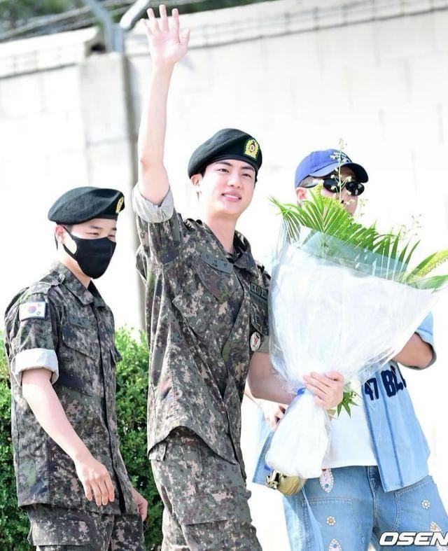 MamisArmyLAT's tweet photo. Nuestro Jin está de regreso!!!!
Fue una conmovedora bienvenida con sus hermanos esperando por él.
Estamos muy orgullosos de ti 💜
#JinEstáDeVuelta #JinIsComing #WelcomeBackajin #jin #BTS
🐰Isa de Jeon🐰
𝓡𝓸𝓼𝓼𝓟𝓪𝓻𝓴🌙
💜🌕🚀 KimGis🪖🫡
Kary 🐻 https://t.co/xOdVEwquul