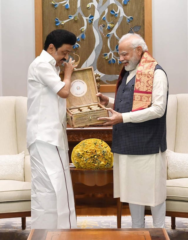ManimaranGangai's tweet photo. @mkstalin @PKSekarbabuகரம் கோக்கும் காலம் கனிந்துவருமானால்,தலைவணங்கி ஏற்பதுதவறன்றுமுரட்டு���்தனமான 
முற்போக்குவாதங்கள்ஆட்சிக்கு உதவாது.நெகிழ்வான நிபந்தனைகளோடு
உள்நுழையப் பார்ப்பதே
உத்தமம்! வெற்று முழக்கங்கள்
வெற்றியைச் சுவைக்காது!
விழலுக்கு இறைக்கும் நீர்
வேளாண்மையாகாது! https://t.co/e7UrMBtz9y
