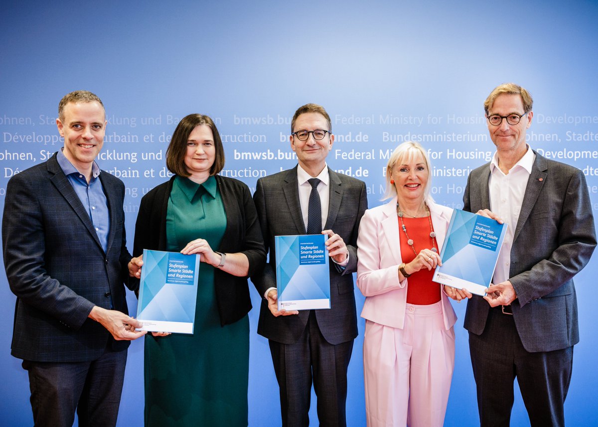 DigitalesHessen's tweet photo. Der Stufenplan für #SmartCity & #SmartRegion ist beschlossen! Digitalministerin @KSinemus im @BMWSB_Bund: Der Stufenplan verschafft der Digitalisierung der Kommunen endlich die Bedeutung, die es verdient hat. Schließlich geht es um die Zukunft & Resilienz der Städte und Regionen. https://t.co/LfXRYHXh0M