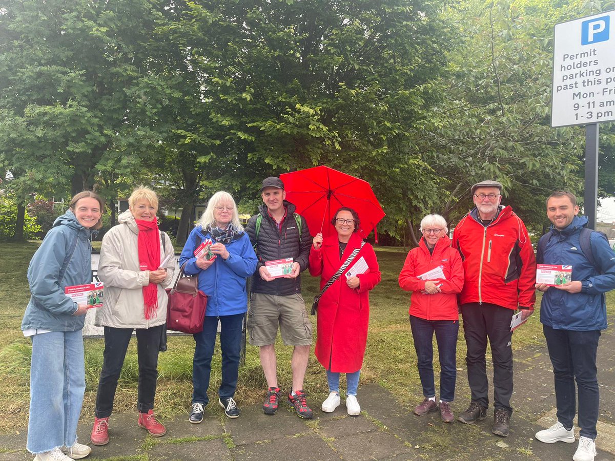 . @CatMcKinnell and the <a href="/NewcNorthLabour/">Newcastle North Labour</a> team out in Regent Farm last night speaking to voters about the change that we need to see #VoteLabour 🌹🗳️