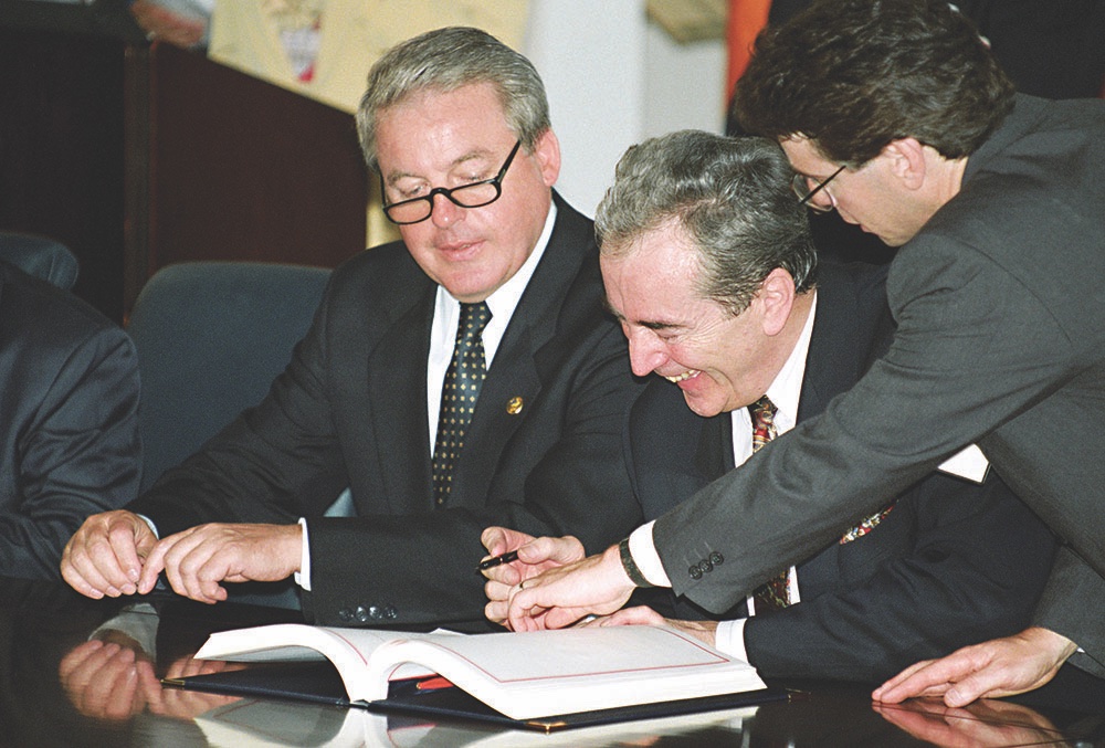 kristofbender's tweet image. On this day 30 yrs ago #Austria|ns voted to join the🇪🇺.
Several member states were sceptical about  enlargement in the early 1990s. So🇦🇹🇸🇪🇫🇮were invited, once they met all the criteria, to 1st join the #SingleMarket, later the #EU.
Would be a great model for today’s candidates!