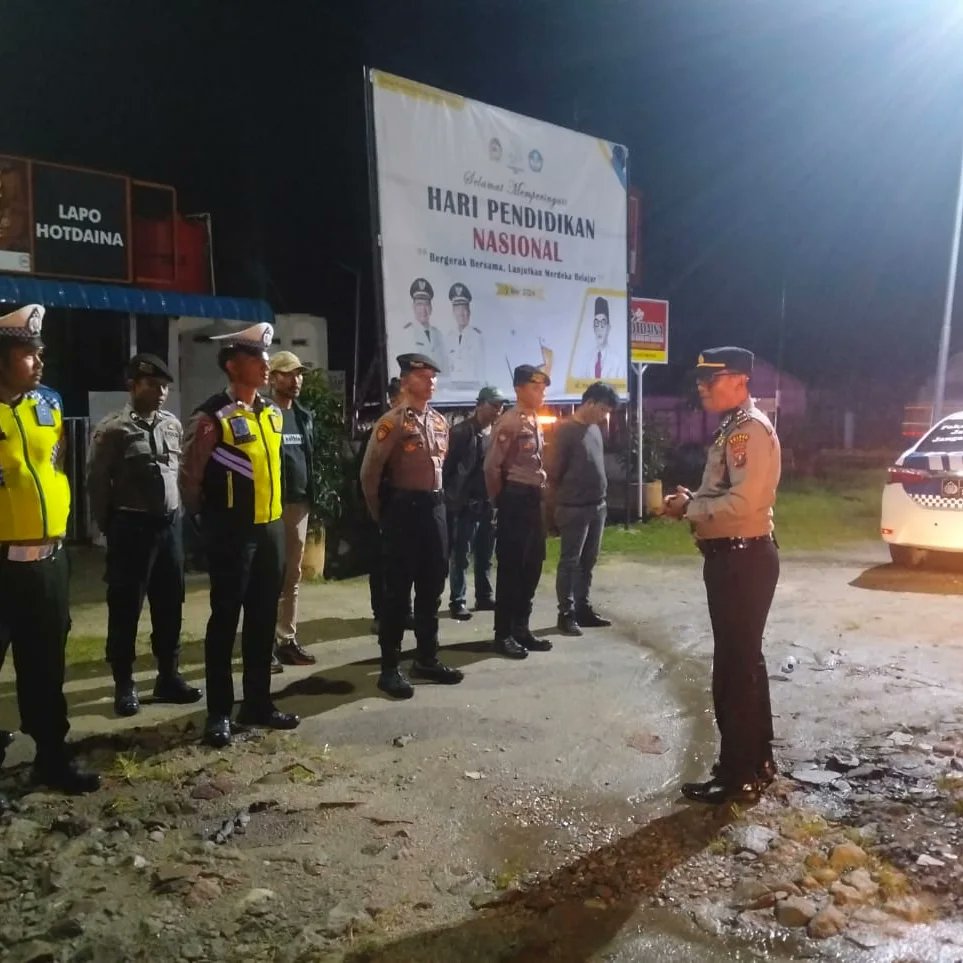 PropamToba's tweet photo. Kanit Provos Polsek Balige melakukan pengecekan dan pengamanan kepada personil yang akan melakukan kegiatan Razia Balap Liar di By pass Tambunan, Kec. Balige, Kab. Toba https://t.co/OZIaa9iwWi